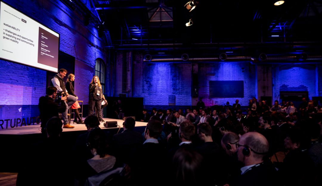 Daniela Rathe, Leiterin Politik und Außenbeziehungen (rechts), Startup Autobahn Expo Day 7, Stuttgart, 2020, Porsche AG