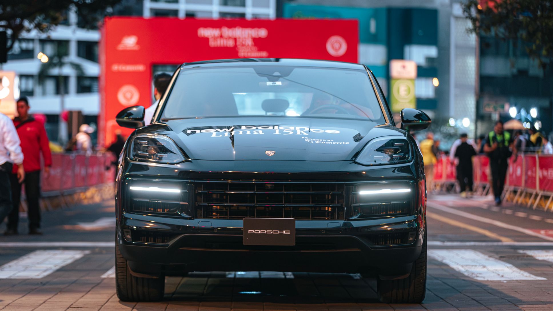 El Porsche Cayenne Coup&eacute;, veh&iacute;culo oficial de Porsche, antes de la partida de la carrera New Balance Lima 15K powered by El Comercio. Lima, Per&uacute;. Porsche AG.