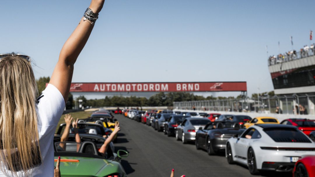 Porsche Festival na Masarykově okruhu: 2 dny, 2073 nad&scaron;en&yacute;ch lid&iacute;, 554 vozů celkem a rekordn&iacute;ch 159 aut na spanil&eacute; j&iacute;zdě