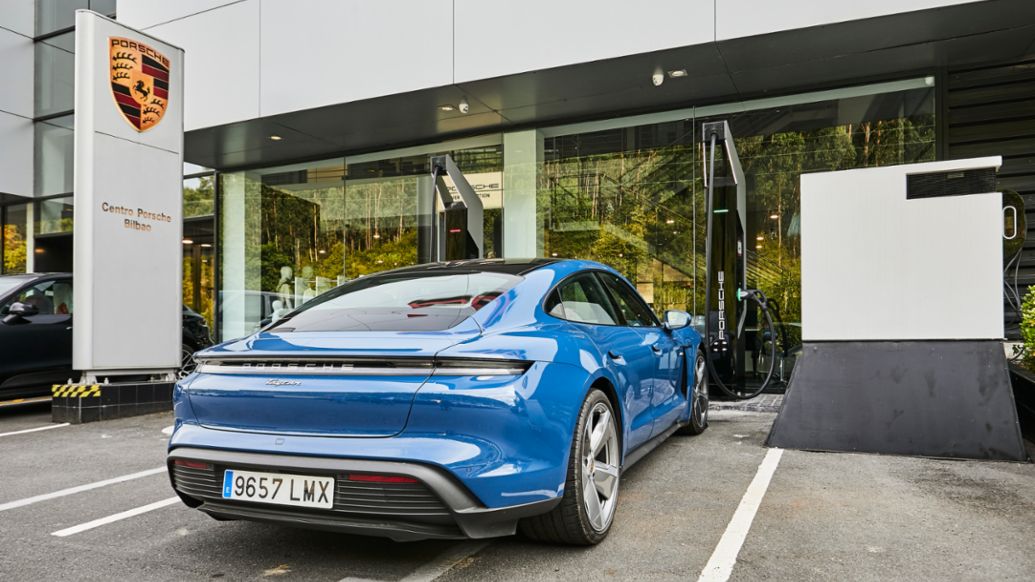 Porsche Taycan, ruta Madrid - Bilbao, 2021, Porsche Ib&eacute;rica
