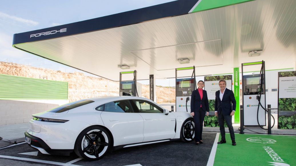 Raquel Blanco, Directora Global de Smart Mobility de Iberdrola, Tom&aacute;s Vill&eacute;n, Director General de Porsche Ib&eacute;rica (i-d), inauguraci&oacute;n de estaci&oacute;n de carga ultrarr&aacute;pida, Comunidad Valenciana, 2022, Porsche Ib&eacute;rica