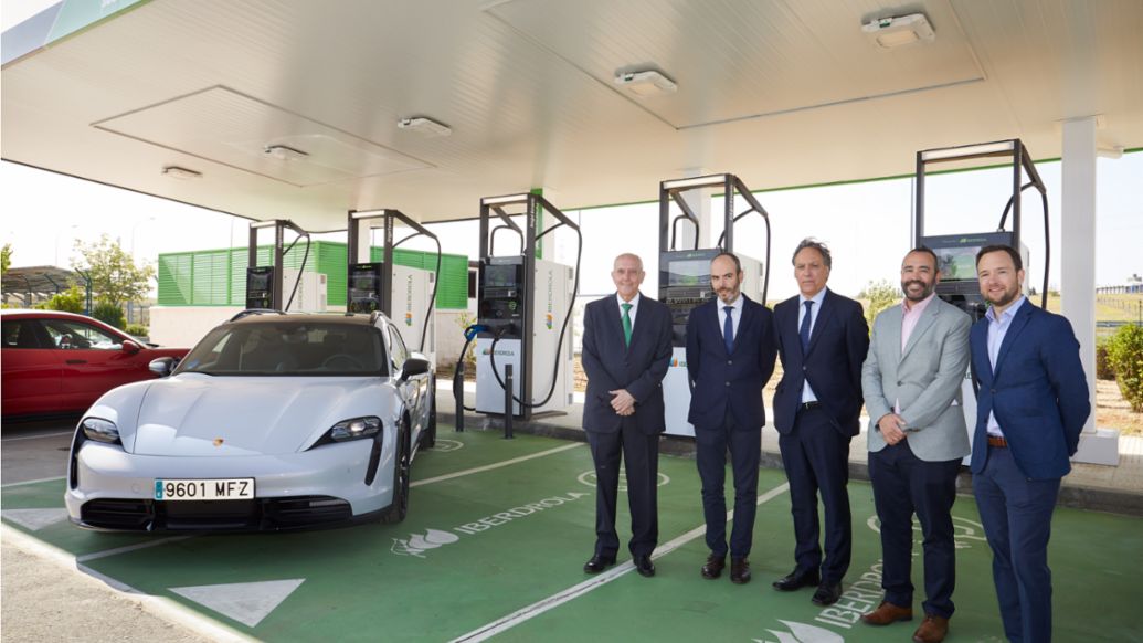 Pedro D&iacute;az Mesonero, Presidente y Consejero Delegado de Cetramesa; Alfonso Arroyo, Director General de Energ&iacute;a y Minas de la Junta de Castilla y Le&oacute;n; Carlos Garc&iacute;a Garbayo, Alcalde de Salamanca; Jorge Mu&ntilde;oz, Director de Smart Mobility de Iberdrola; Benjamin Bartsch, Director de Charging Network &amp; Smart Mobility en Porsche Ib&eacute;rica (i-d), inauguraci&oacute;n estaci&oacute;n Iberdrola en Salamanca, 2023, Porsche Ib&eacute;rica