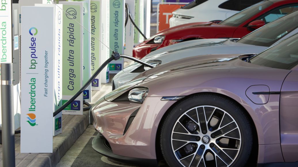 Estaci&oacute;n de carga ultrarr&aacute;pida de Porsche e Iberdrola / bp pulse, Murcia, 2024, Porsche Ib&eacute;rica