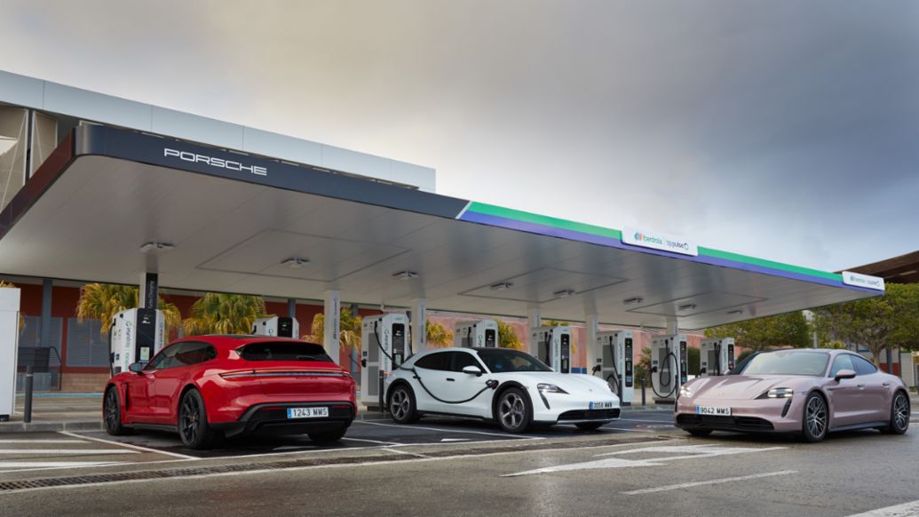 Estaci&oacute;n de carga ultrarr&aacute;pida de Porsche e Iberdrola / bp pulse, Porsche Taycan, Murcia, 2024, Porsche Ib&eacute;rica