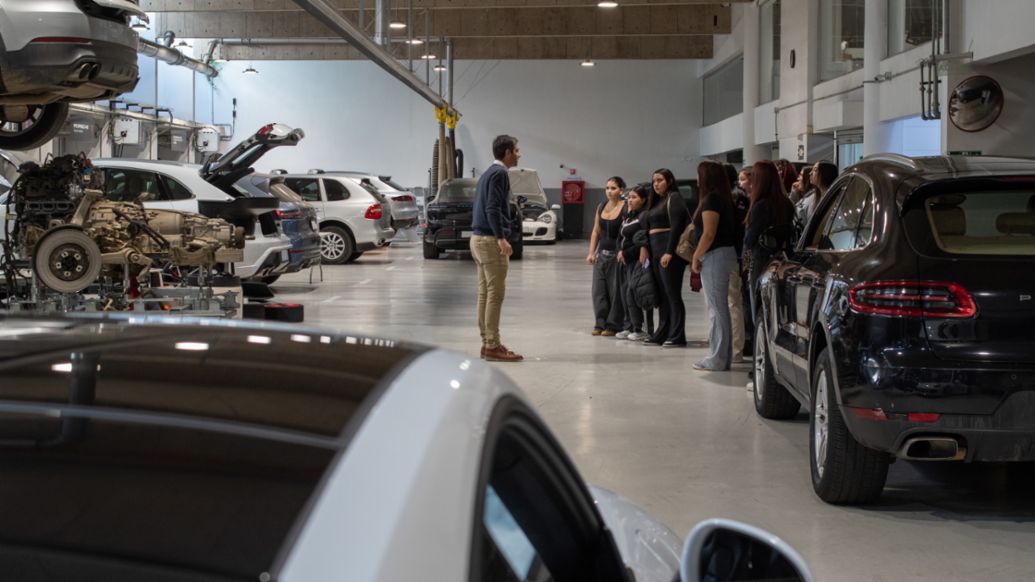 Taller Mes de la Mujer, Porsche Center Santiago, Chile, 2026