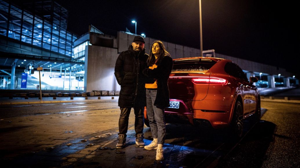 Niko H&uuml;ls, Author Miriam Davoudvandi, l-r, Cayenne S Coup&eacute;, Roadtrip Back2Tape, Berlin, 2020, Porsche AG