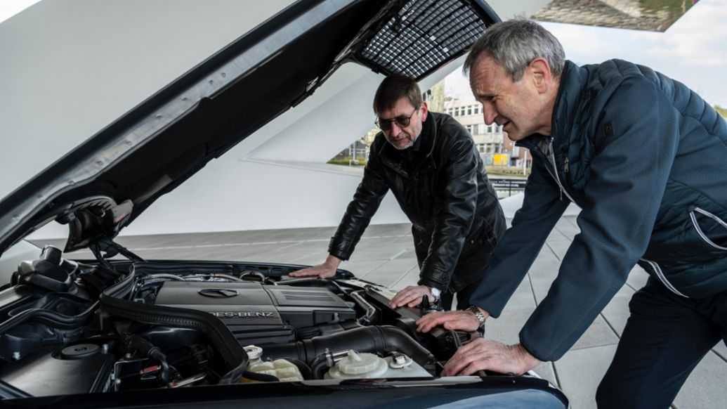 Michael H&ouml;lscher, Project Manager Development, Michael M&ouml;nig, Prototype Management, l-r, Mercedes-Benz 500 E, 2021, Porsche AG
