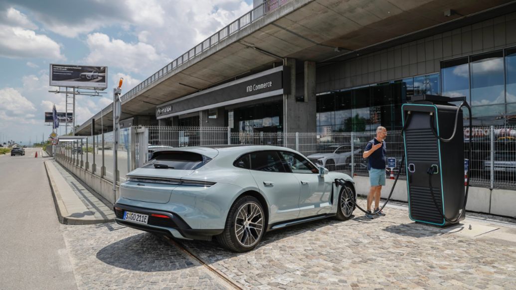 Taycan Sport Turismo con bater&iacute;a Performance Plus, viaje Stuttgart - Estambul - Stuttgart, 2024, Porsche AG