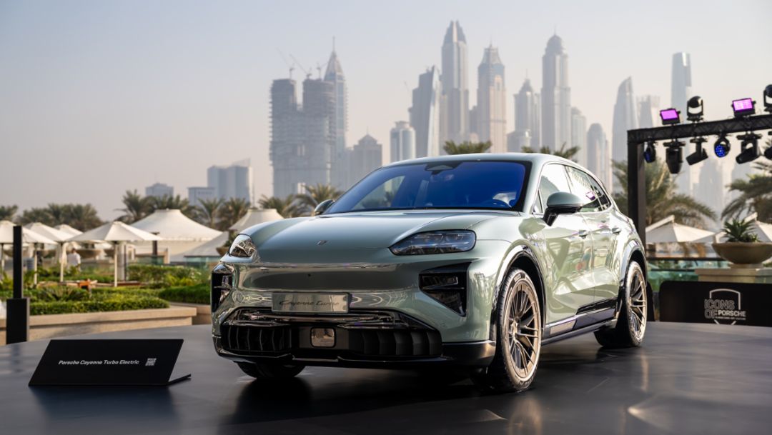 Between skyline and sand: the Cayenne Electric makes its physical debut in Dubai