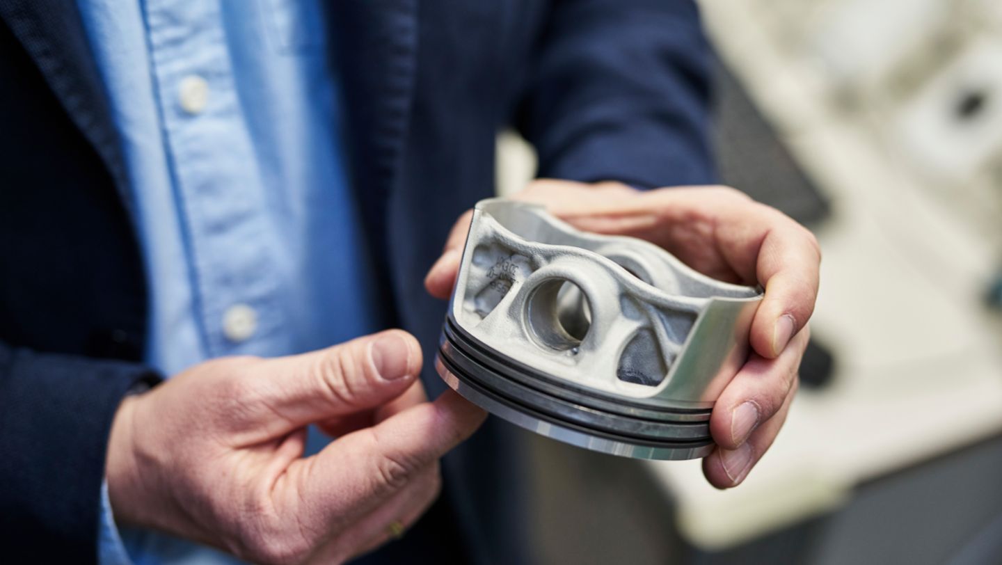 Pistons from the 3D printer, 2020, Porsche AG