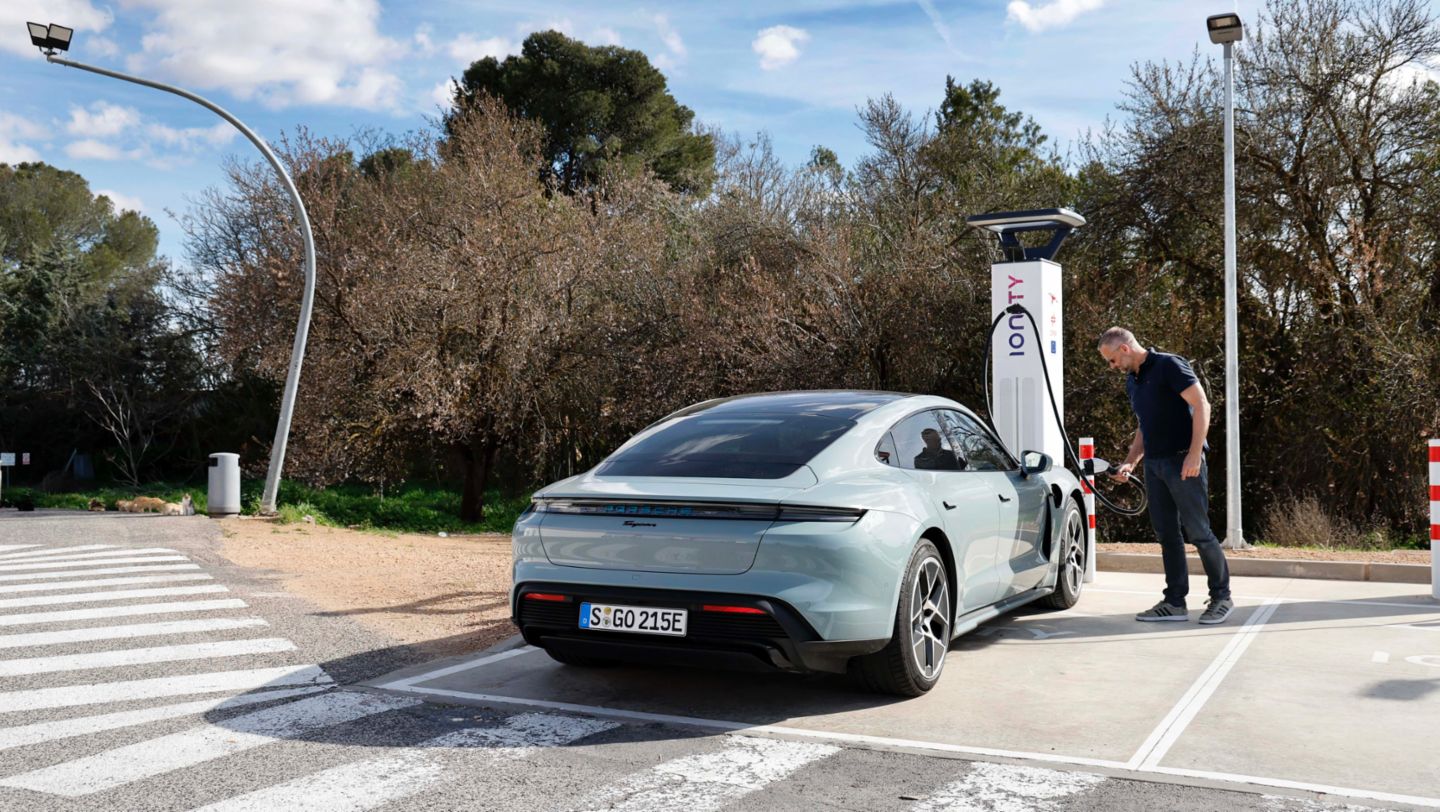 Ruta Stuttgart - Sevilla, Porsche Taycan, 2024, Porsche AG